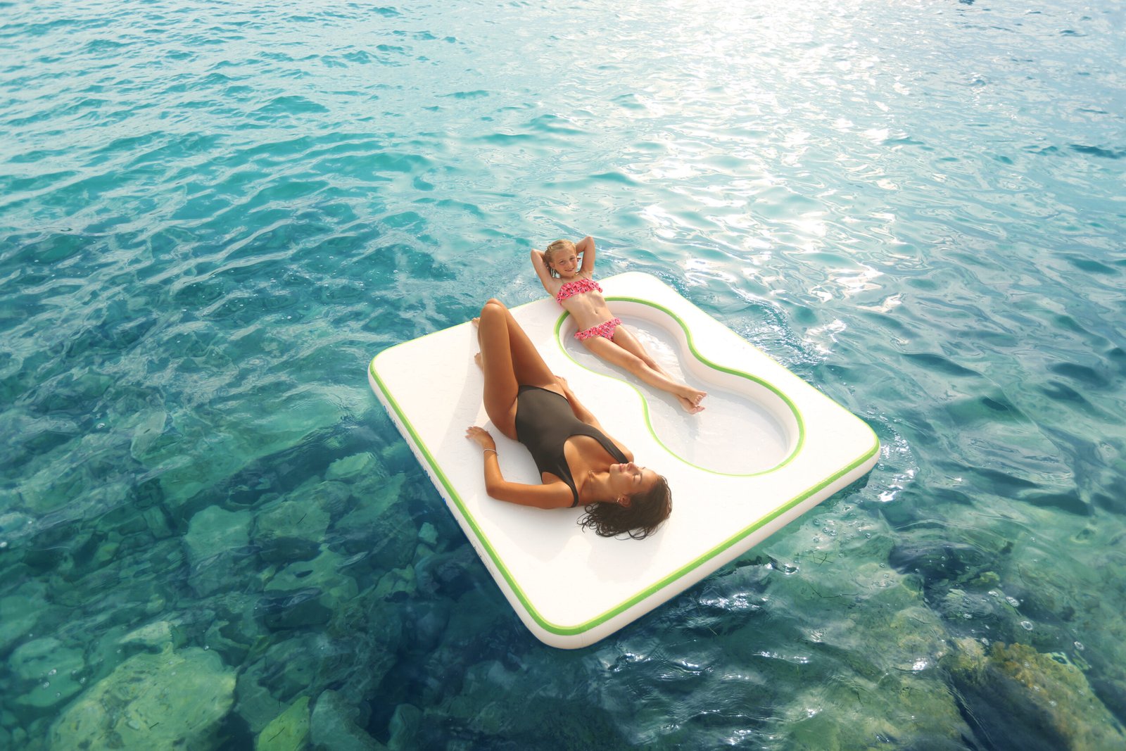 raft havuzlu yüzer platform